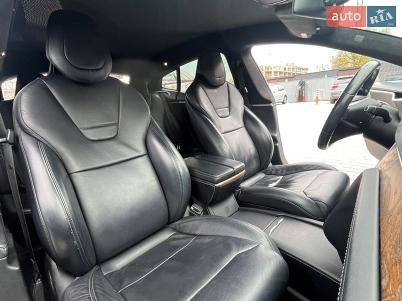 Лифтбек Tesla Model S 2017 в Львове