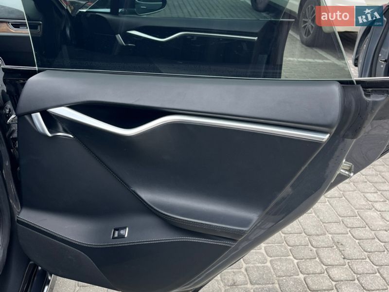 Лифтбек Tesla Model S 2017 в Львове