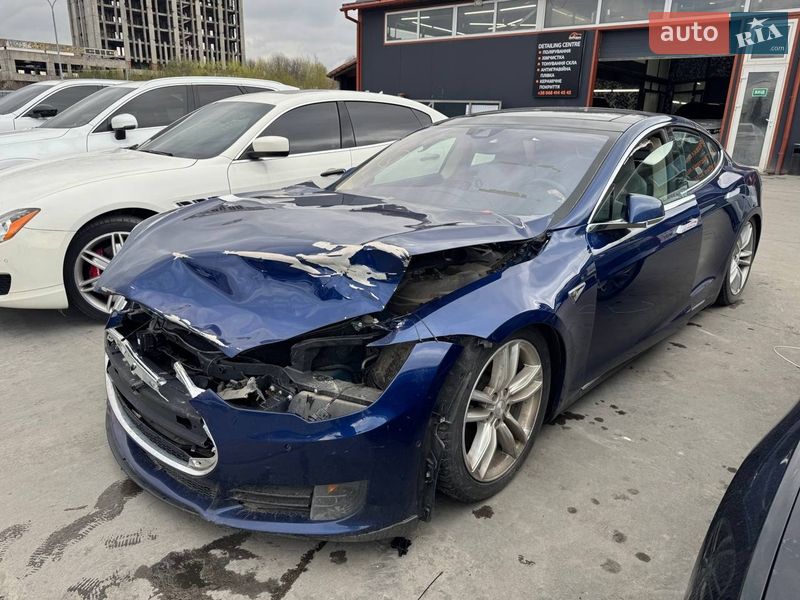 Лифтбек Tesla Model S 2016 в Львове