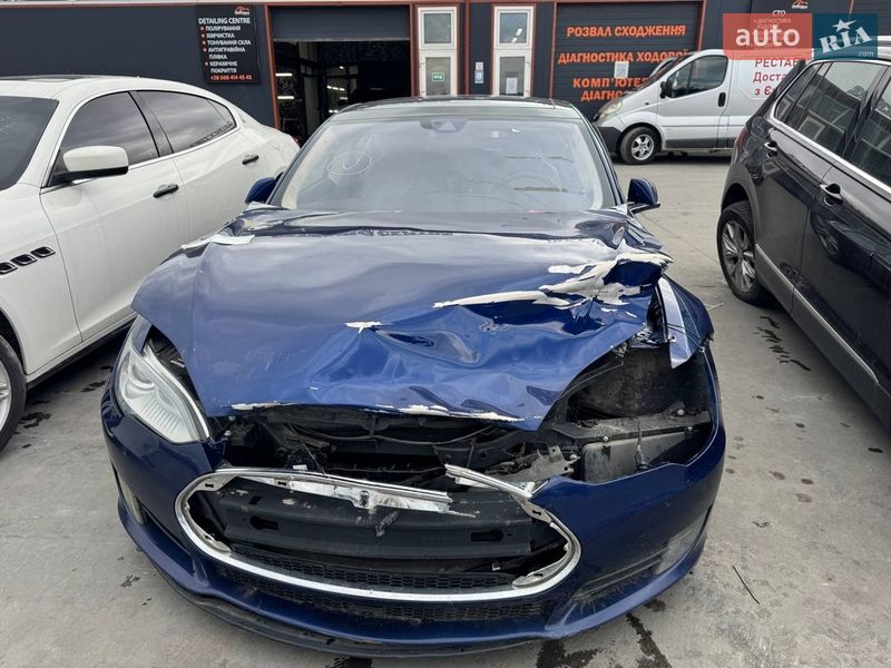 Лифтбек Tesla Model S 2016 в Львове