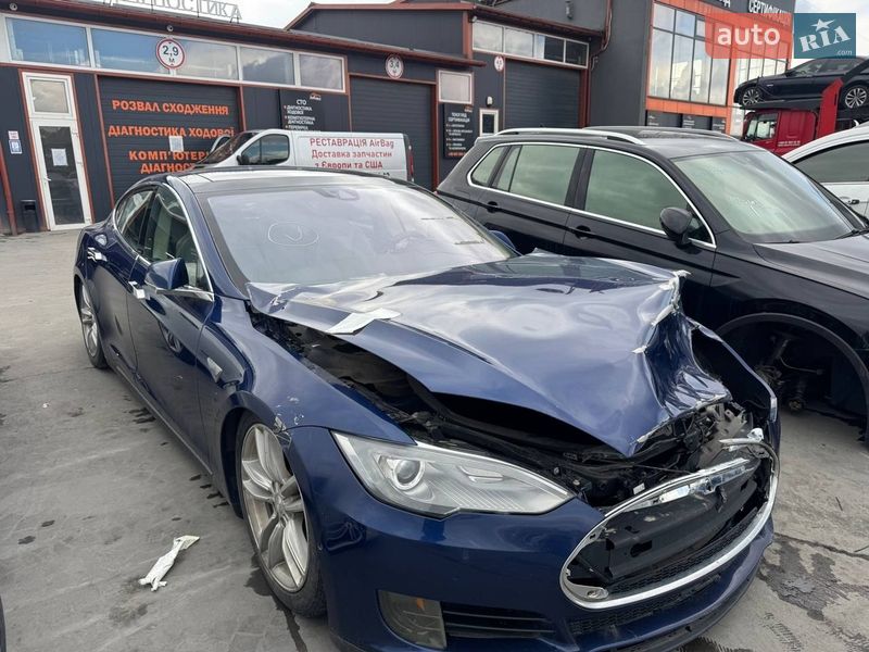 Лифтбек Tesla Model S 2016 в Львове