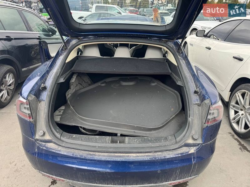 Лифтбек Tesla Model S 2016 в Львове