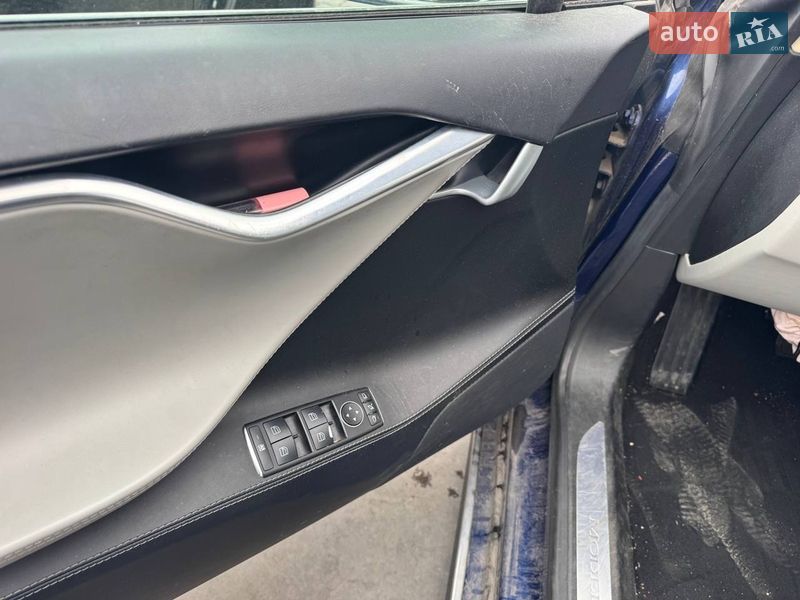 Лифтбек Tesla Model S 2016 в Львове