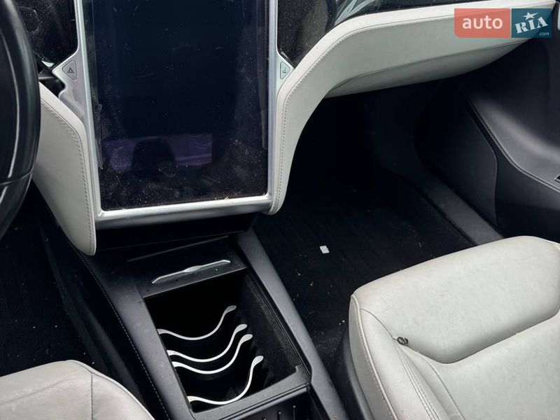 Лифтбек Tesla Model S 2016 в Львове
