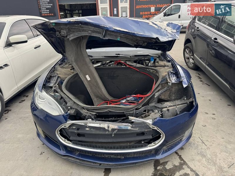 Лифтбек Tesla Model S 2016 в Львове