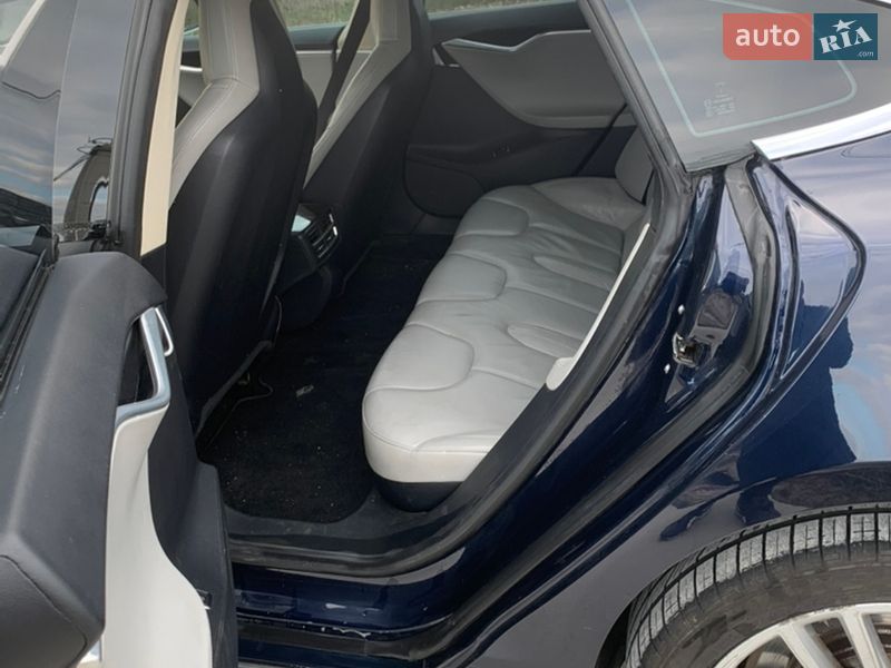 Ліфтбек Tesla Model S 2013 в Львові