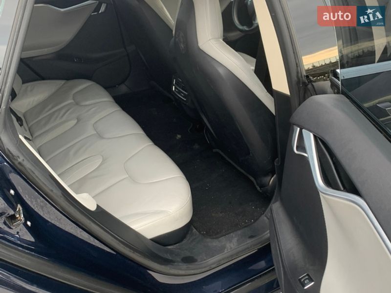 Ліфтбек Tesla Model S 2013 в Львові