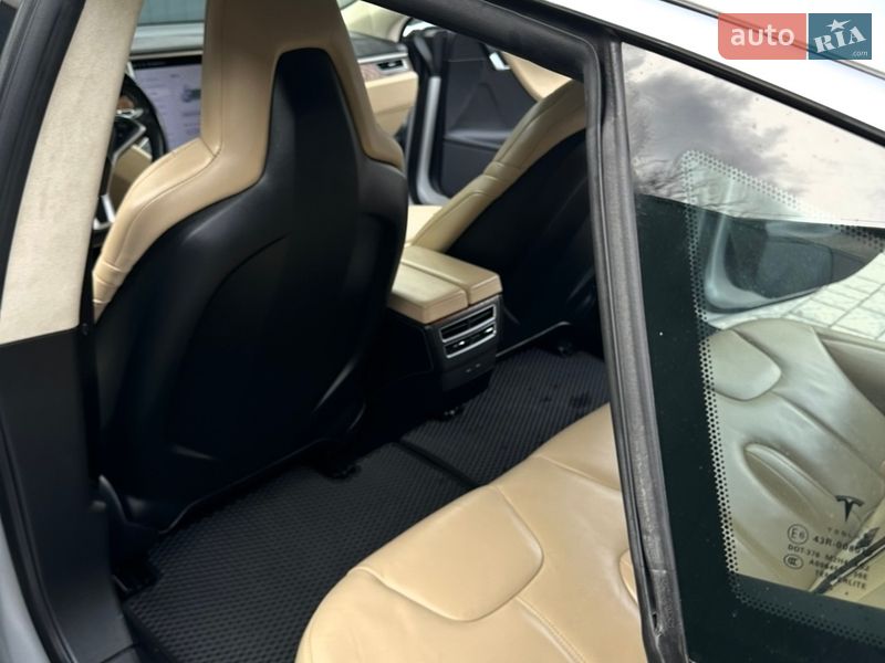 Лифтбек Tesla Model S 2016 в Ивано-Франковске