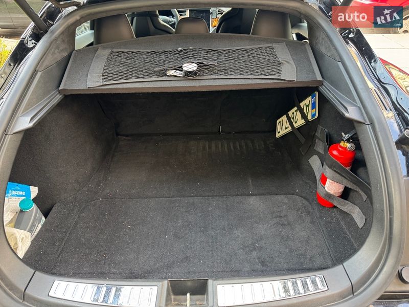 Лифтбек Tesla Model S 2016 в Киеве