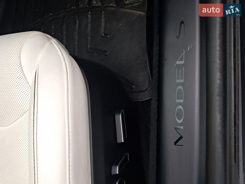 Лифтбек Tesla Model S 2021 в Коломые