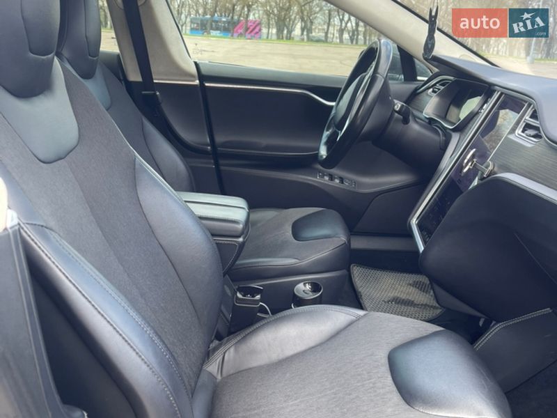 Ліфтбек Tesla Model S 2015 в Миколаєві
