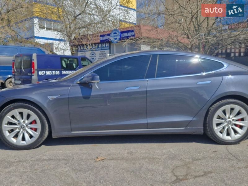 Лифтбек Tesla Model S 2016 в Николаеве