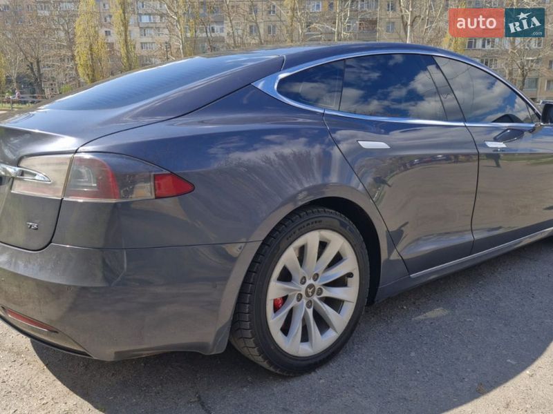 Лифтбек Tesla Model S 2016 в Николаеве