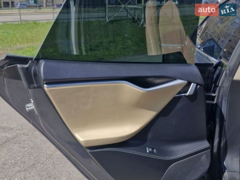Лифтбек Tesla Model S 2016 в Николаеве