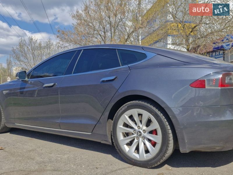 Лифтбек Tesla Model S 2016 в Николаеве