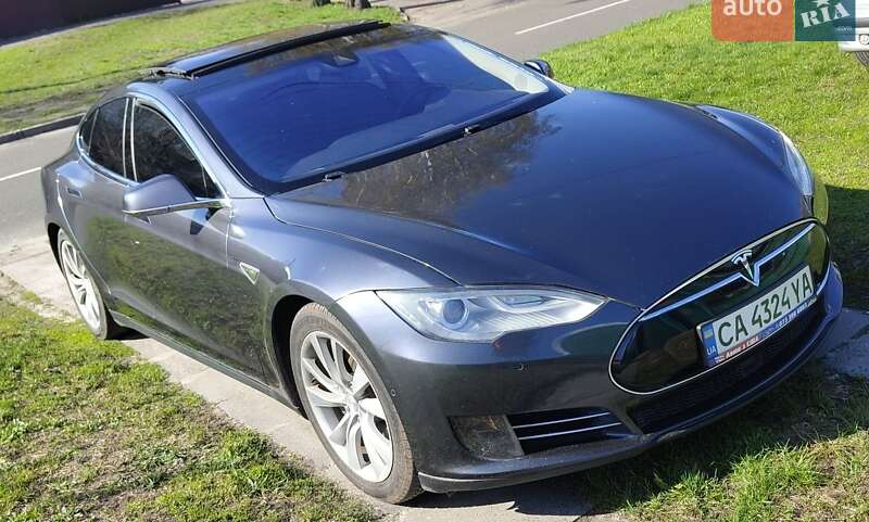 Лифтбек Tesla Model S 2015 в Черкассах