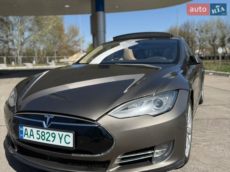 Лифтбек Tesla Model S 2015 в Каневе