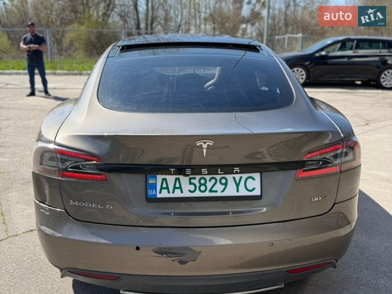 Лифтбек Tesla Model S 2015 в Каневе