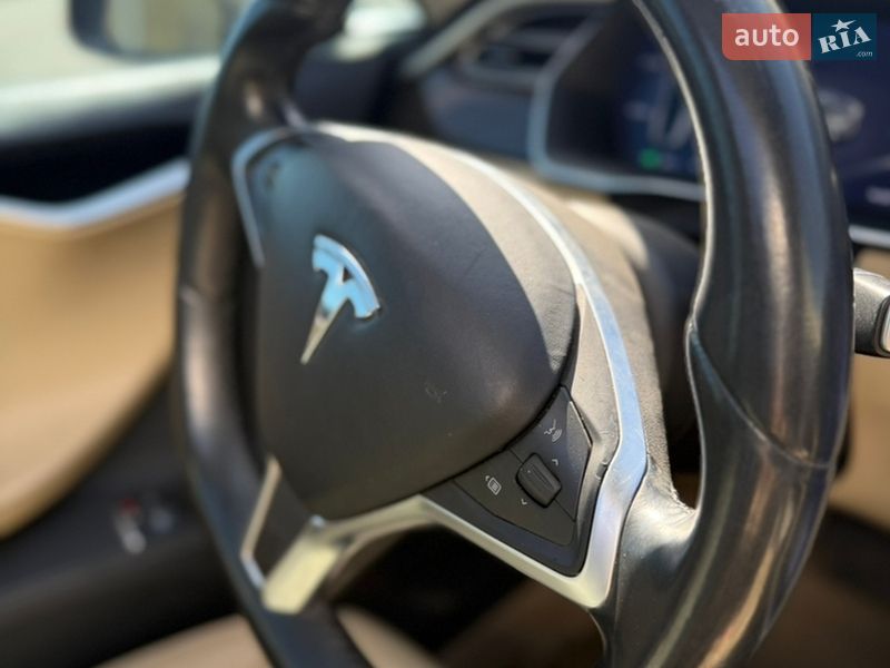 Лифтбек Tesla Model S 2015 в Каневе