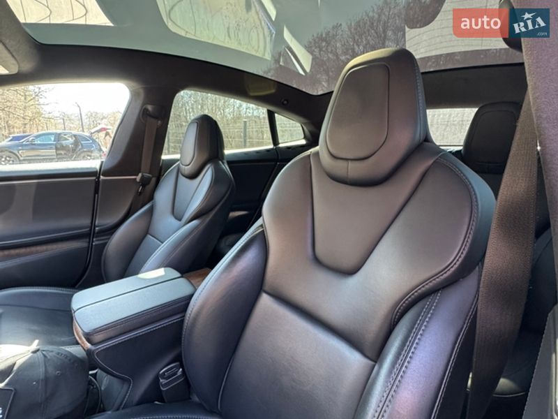 Лифтбек Tesla Model S 2018 в Львове