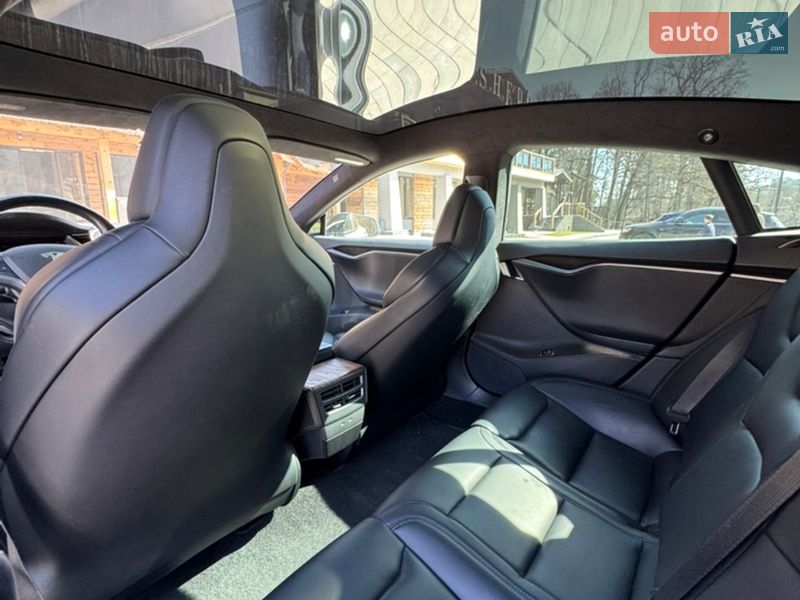 Лифтбек Tesla Model S 2018 в Львове