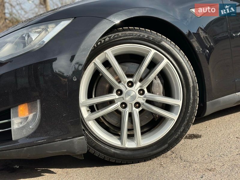 Лифтбек Tesla Model S 2015 в Виннице