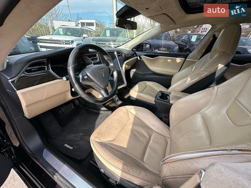 Лифтбек Tesla Model S 2015 в Виннице
