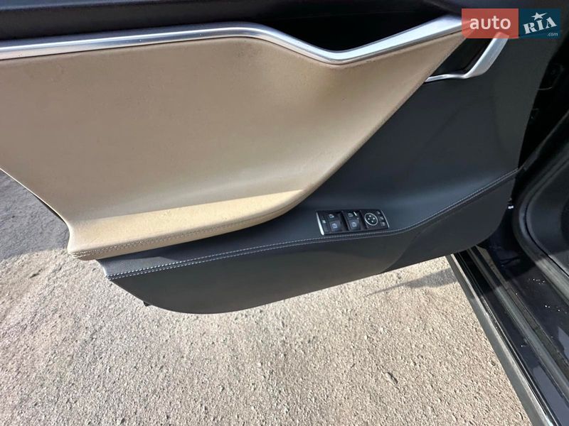 Лифтбек Tesla Model S 2015 в Виннице