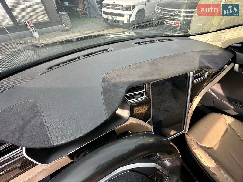Лифтбек Tesla Model S 2015 в Виннице