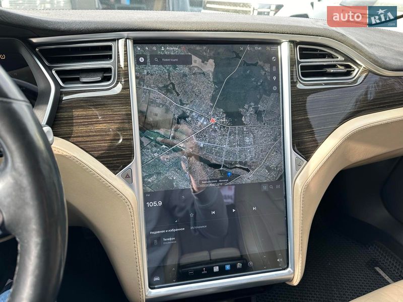 Лифтбек Tesla Model S 2015 в Виннице