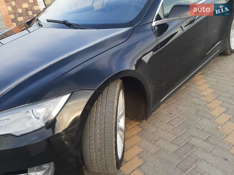 Ліфтбек Tesla Model S 2015 в Іллінцях