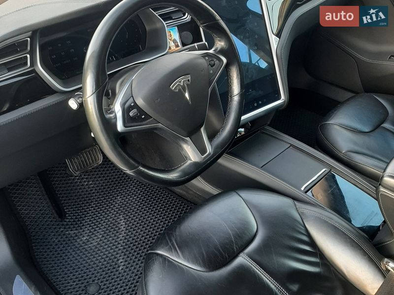 Ліфтбек Tesla Model S 2015 в Іллінцях