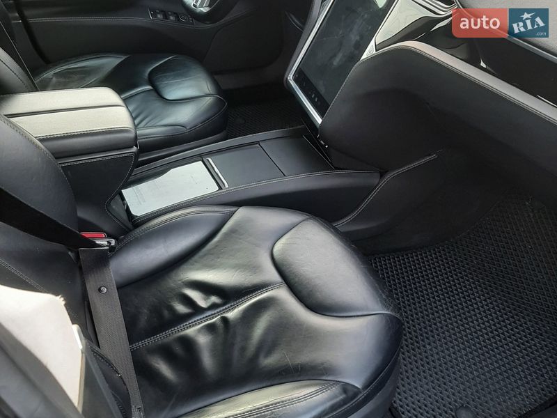 Ліфтбек Tesla Model S 2015 в Іллінцях