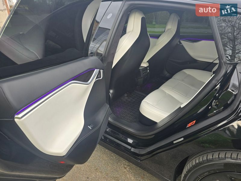 Лифтбек Tesla Model S 2017 в Хмельницком