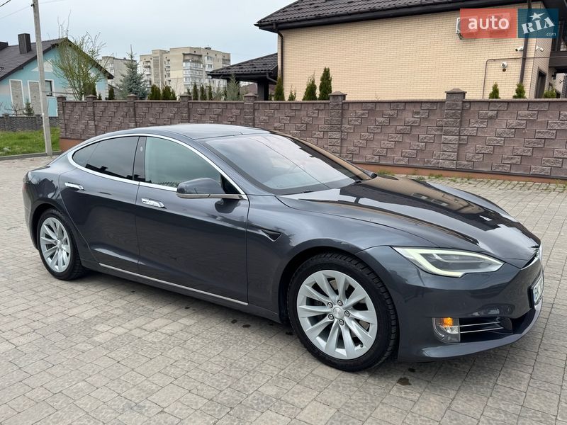 Лифтбек Tesla Model S 2018 в Ровно