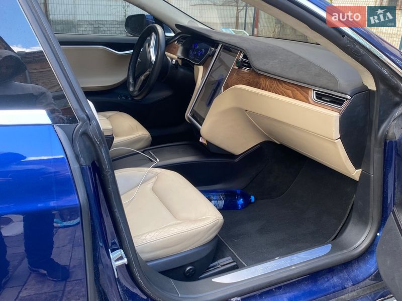 Лифтбек Tesla Model S 2016 в Львове