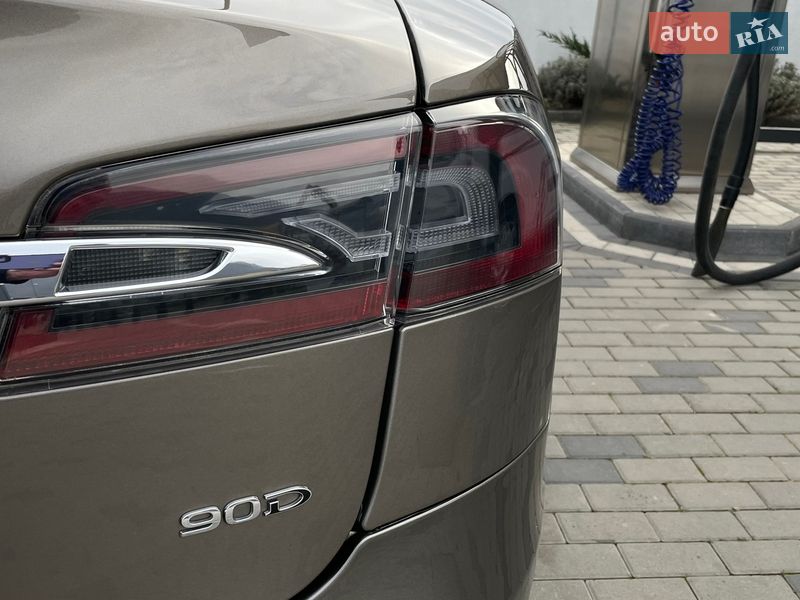 Лифтбек Tesla Model S 2016 в Ужгороде