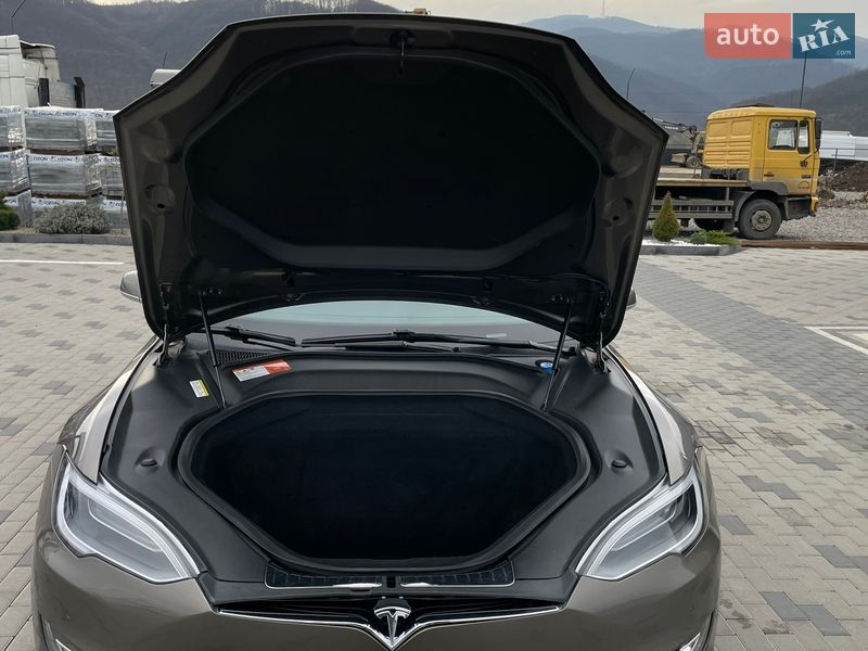 Лифтбек Tesla Model S 2016 в Ужгороде