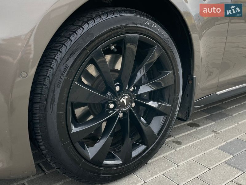 Лифтбек Tesla Model S 2016 в Ужгороде