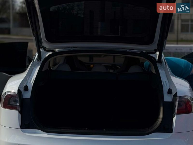 Лифтбек Tesla Model S 2014 в Житомире