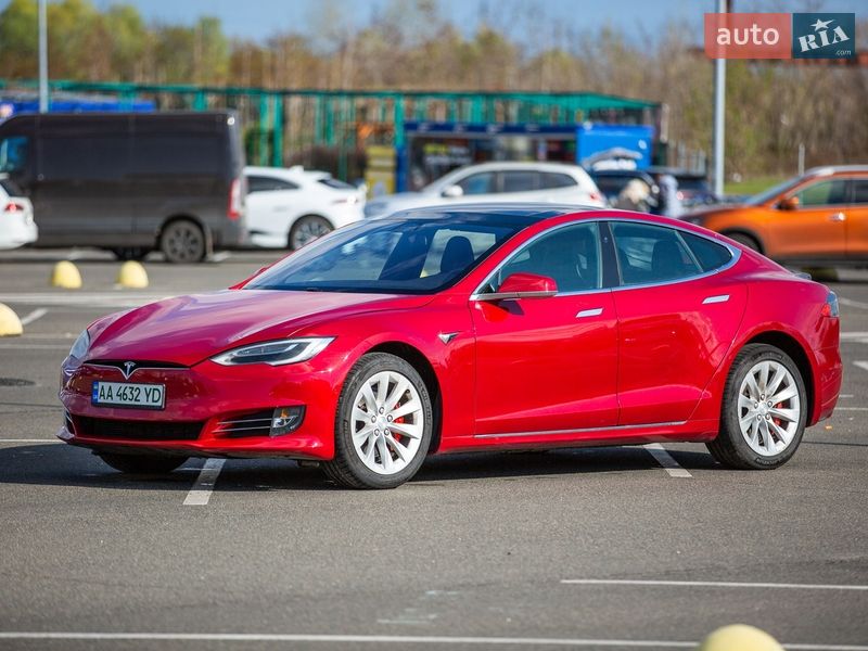 Лифтбек Tesla Model S 2018 в Киеве