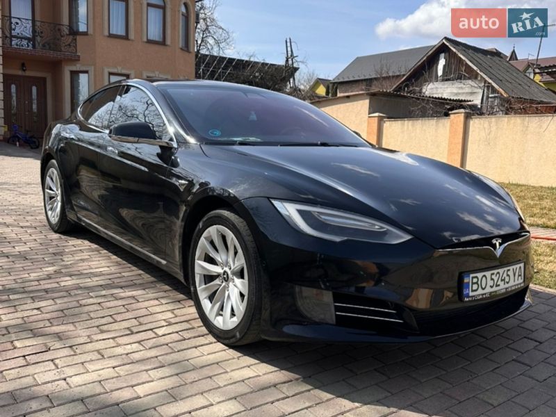 Лифтбек Tesla Model S 2017 в Черновцах