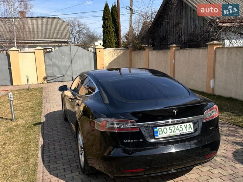 Лифтбек Tesla Model S 2017 в Черновцах