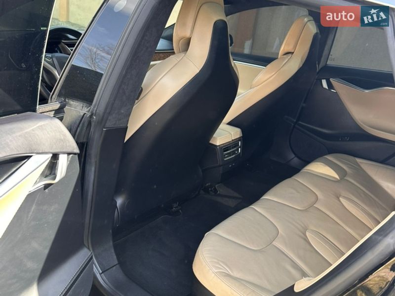 Лифтбек Tesla Model S 2017 в Черновцах