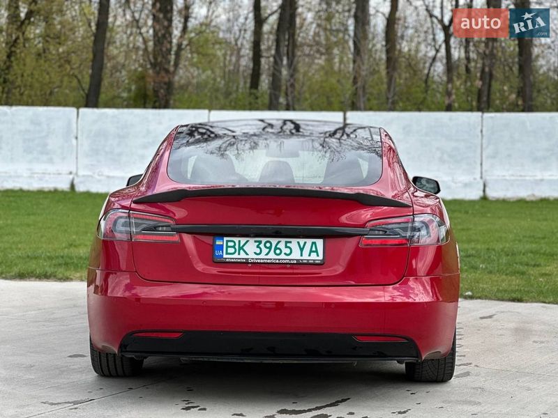Лифтбек Tesla Model S 2016 в Луцке