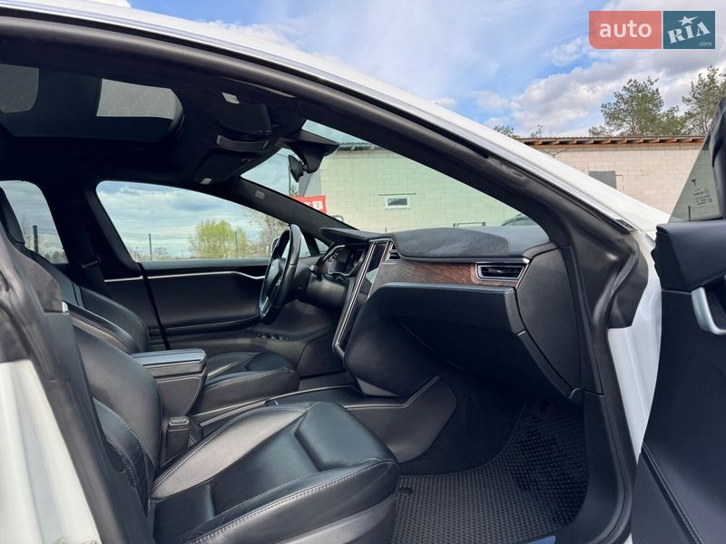 Лифтбек Tesla Model S 2016 в Буче