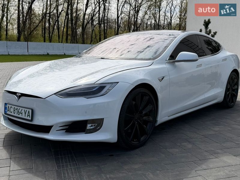 Лифтбек Tesla Model S 2017 в Луцке