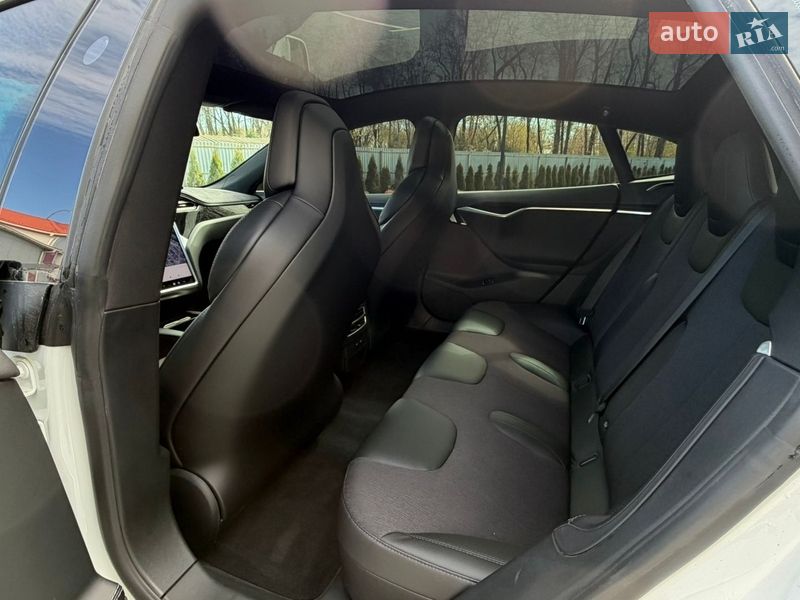 Лифтбек Tesla Model S 2017 в Луцке