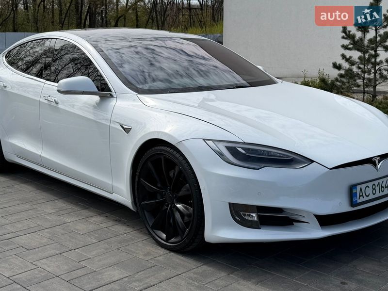 Лифтбек Tesla Model S 2017 в Луцке