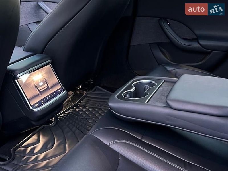 Лифтбек Tesla Model S 2023 в Киеве